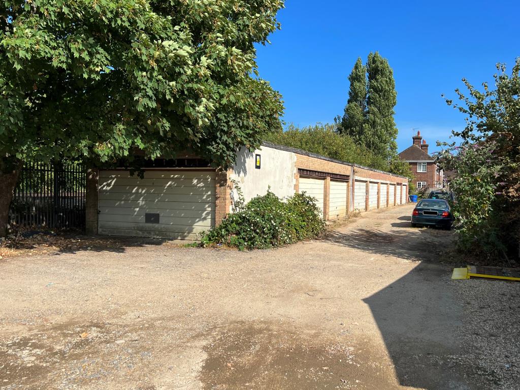 Lot: 5 - NINE LOCK-UP STORES ON A PLOT OF 0.40 ACRES - 